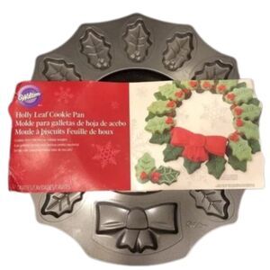 WILTON HOLLY LEAF & BOW WREATH 15" COOKIE PAN CHRISTMAS NEW
